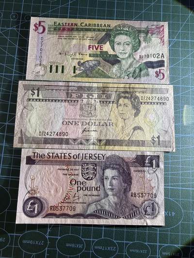 【炜奕收藏】，第四十八期，多套港澳日本纸币 3张女王不同时期头像纸币，品相AU-UNC