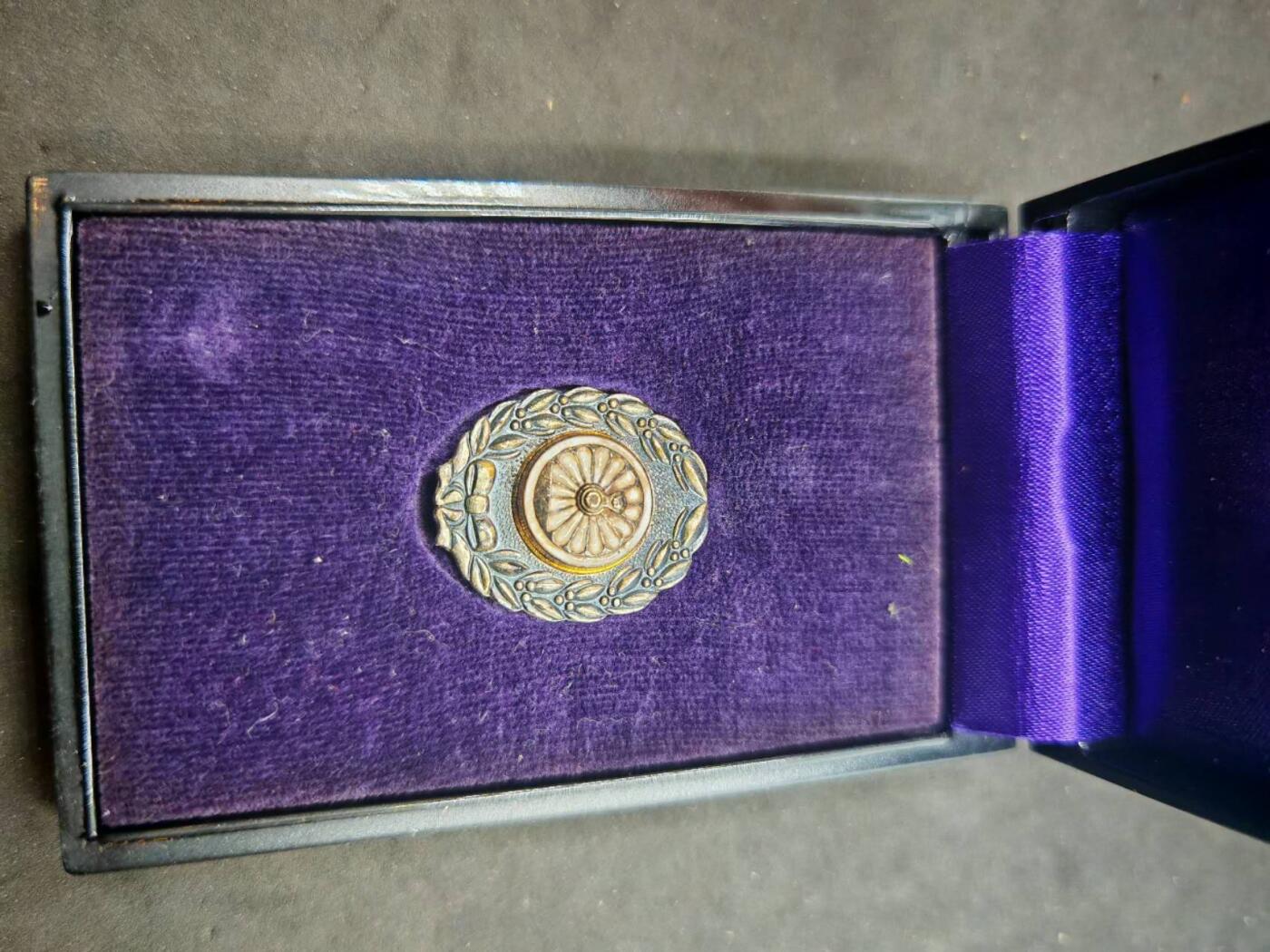 凯旋世界勋赏（第19期）（欢迎送拍）（对拍品有疑问请询问客服，不接受到手刀，出价默认拍品品相。请认真阅读拍卖规则！出价默认已认可！）（收到货请录制开箱视频，无视频概不处理问题。） 铁道有功带盒银制约十g