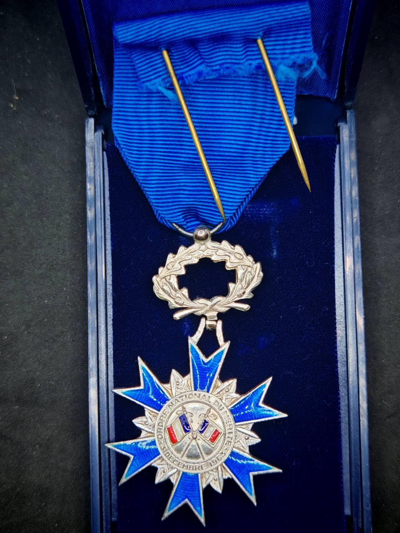凯旋世界勋赏（第19期）（欢迎送拍）（对拍品有疑问请询问客服，不接受到手刀，出价默认拍品品相。请认真阅读拍卖规则！出价默认已认可！）（收到货请录制开箱视频，无视频概不处理问题。） 法国骑士级国家功勋勋章银制