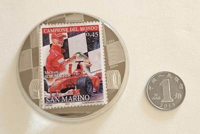 【币将精彩】世界钱币拍卖（2025-11-5） - 刚果2007年F1车王舒马赫彩色精制镶圣马力诺邮票纪念铜镍币  币中票，直径50毫米
