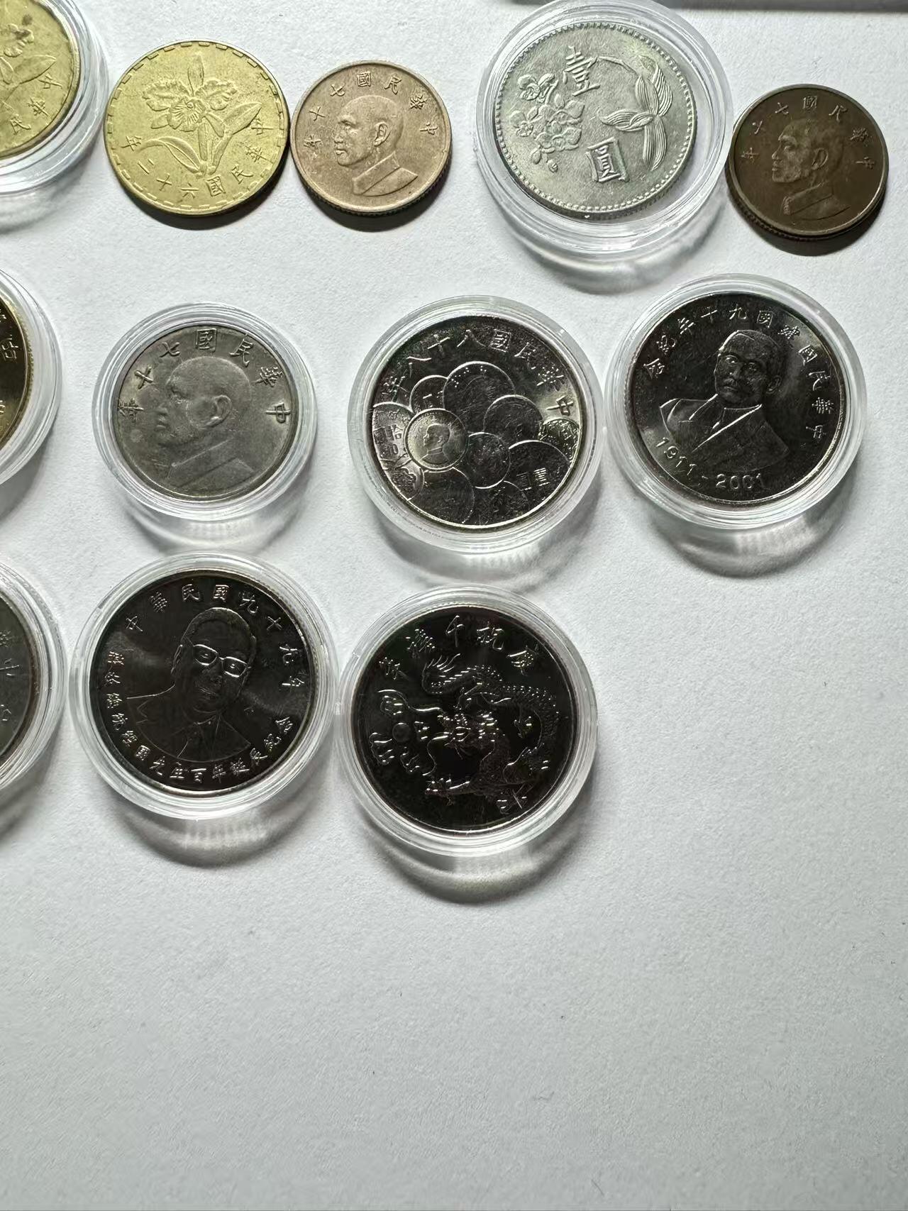 《外钞收藏家》第五百七十七期（精品场）（本平台长期征集拍品、欢迎藏友们联系合作） 台币一组，含纪念币，早期第一套流通台币