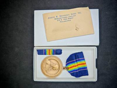 凯旋世界勋赏（第19期）（欢迎送拍）（对拍品有疑问请询问客服，不接受到手刀，出价默认拍品品相。请认真阅读拍卖规则！出价默认已认可！）（收到货请录制开箱视频，无视频概不处理问题。） - 美国宾夕法尼亚州一战胜利奖章 原盒带