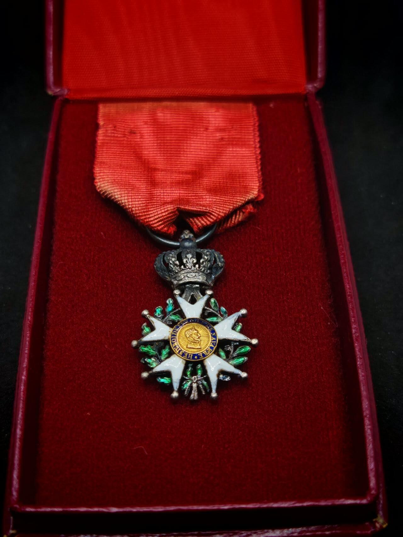 凯旋世界勋赏（第19期）（欢迎送拍）（对拍品有疑问请询问客服，不接受到手刀，出价默认拍品品相。请认真阅读拍卖规则！出价默认已认可！）（收到货请录制开箱视频，无视频概不处理问题。） 波旁王朝极少见mini荣誉军团勋章带盒（中号半章尺寸）