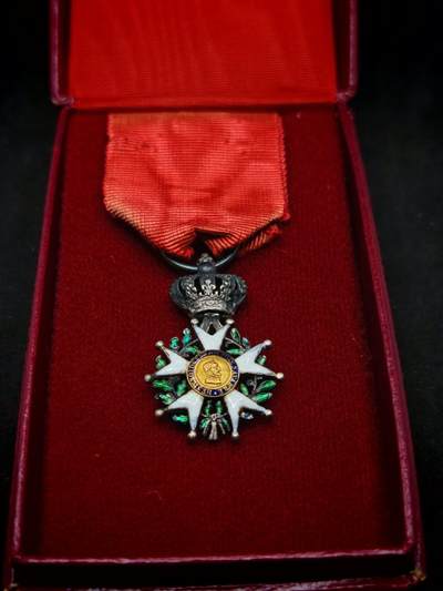 凯旋世界勋赏（第19期）（欢迎送拍）（对拍品有疑问请询问客服，不接受到手刀，出价默认拍品品相。请认真阅读拍卖规则！出价默认已认可！）（收到货请录制开箱视频，无视频概不处理问题。） - 波旁王朝极少见mini荣誉军团勋章带盒（中号半章尺寸）