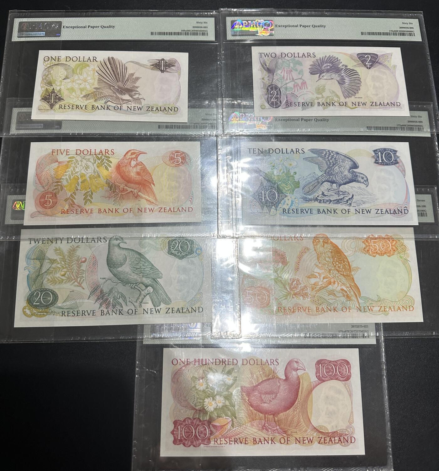 《外钞收藏家》第五百七十七期（精品场）（本平台长期征集拍品、欢迎藏友们联系合作） 1981-85年新西兰1-100元 7张一起 百位号全同号 稀少 PMG66、67