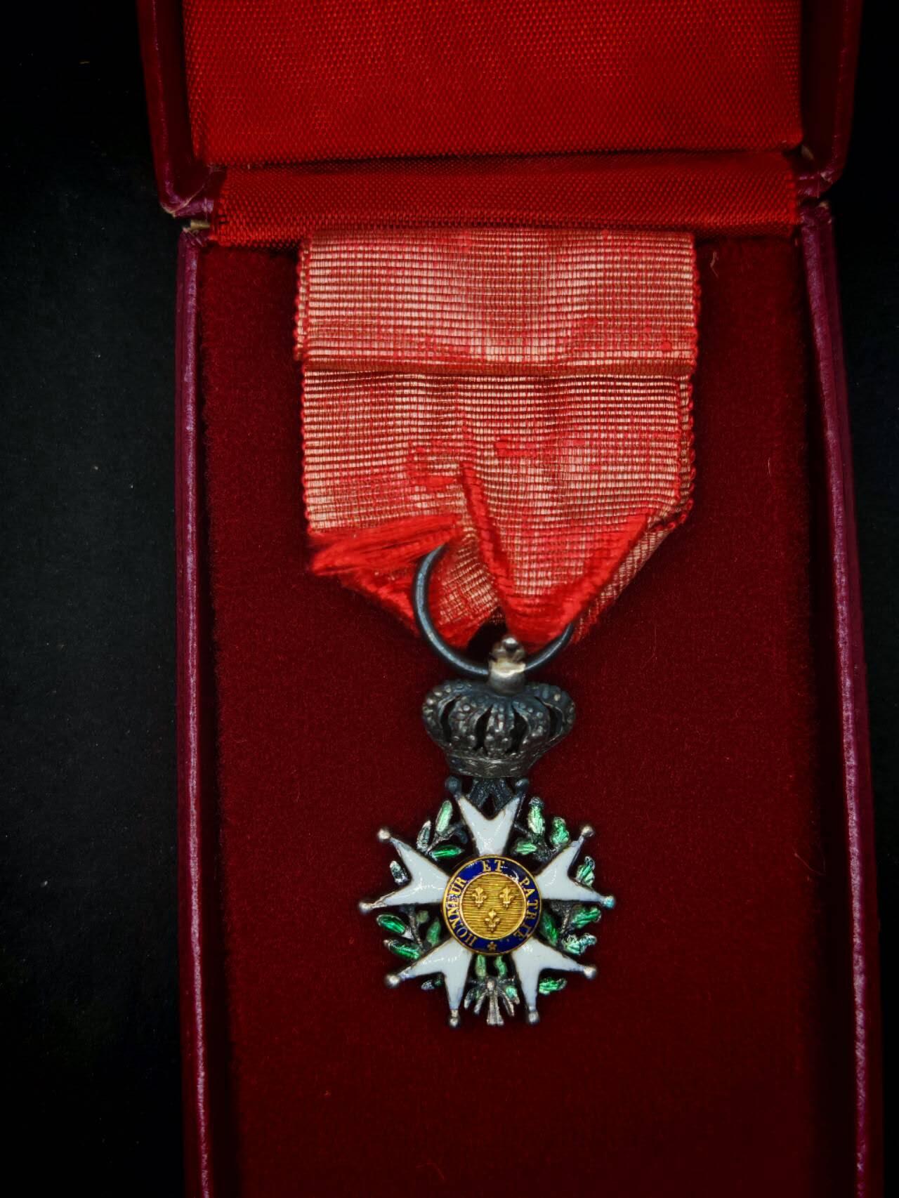 凯旋世界勋赏（第19期）（欢迎送拍）（对拍品有疑问请询问客服，不接受到手刀，出价默认拍品品相。请认真阅读拍卖规则！出价默认已认可！）（收到货请录制开箱视频，无视频概不处理问题。） 波旁王朝极少见mini荣誉军团勋章带盒（中号半章尺寸）