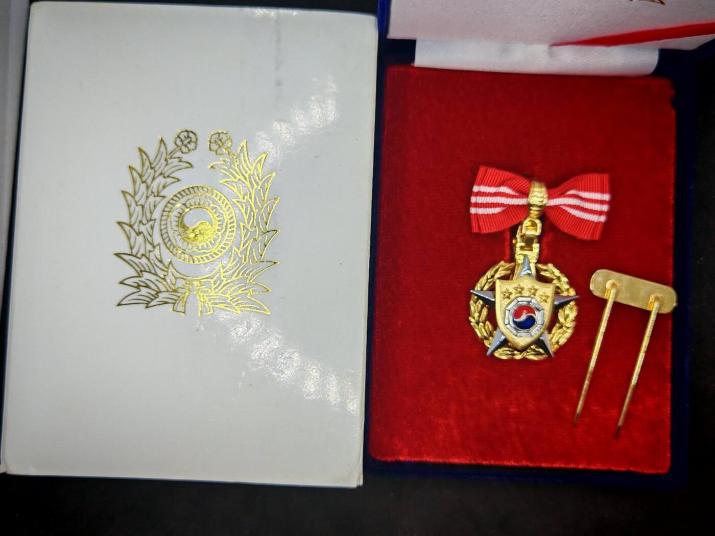 凯旋世界勋赏（第19期）（欢迎送拍）（对拍品有疑问请询问客服，不接受到手刀，出价默认拍品品相。请认真阅读拍卖规则！出价默认已认可！）（收到货请录制开箱视频，无视频概不处理问题。） 韩国盒装参谋长联席会议议长表彰
