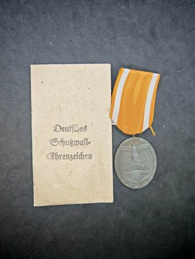 凯旋世界勋赏（第19期）（欢迎送拍）（对拍品有疑问请询问客服，不接受到手刀，出价默认拍品品相。请认真阅读拍卖规则！出价默认已认可！）（收到货请录制开箱视频，无视频概不处理问题。） - 德三西墙章，带原纸袋