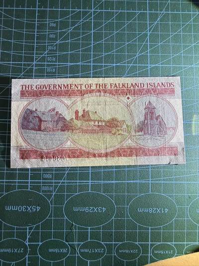 【炜奕收藏】，第四十八期，多套港澳日本纸币 1983年福克兰群岛5镑纪念钞，UNC品相，边缘轻微瑕疵，邮封拆出品相