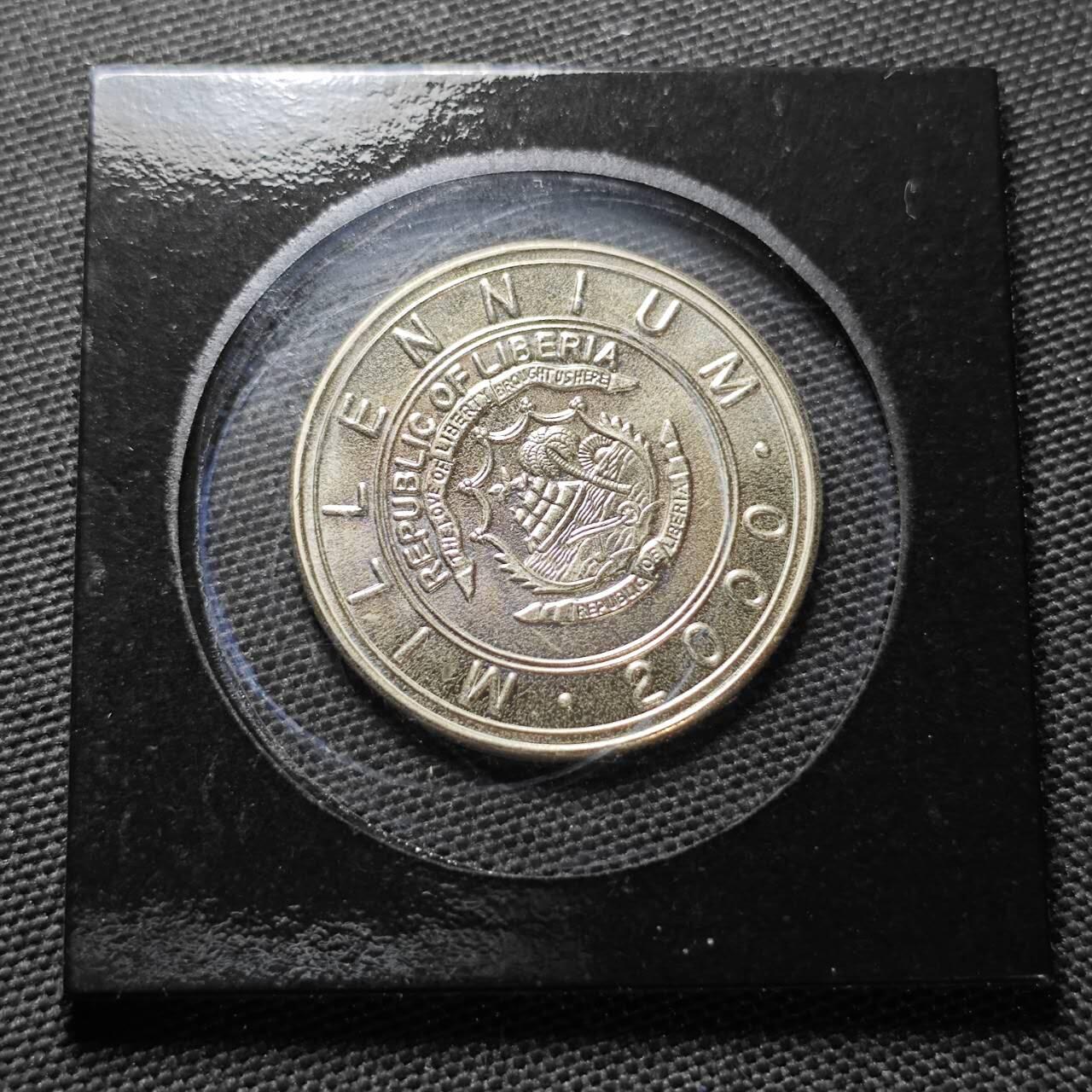 KK钱币收藏小铺  纪念币专场  2月预留时间 周末发货   2000利比里亚5元生肖 蛇 纪念币