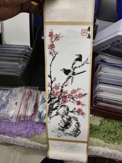 阳大大卡牌拍卖第77期（持续收拍品，周五晚上九点截拍，进群福利早知道） - 【国画】顶流国画 李大师作品 喜鹊报晓图 已装裱 梅花已入化境 实乃大成精品 尺寸10*30cm