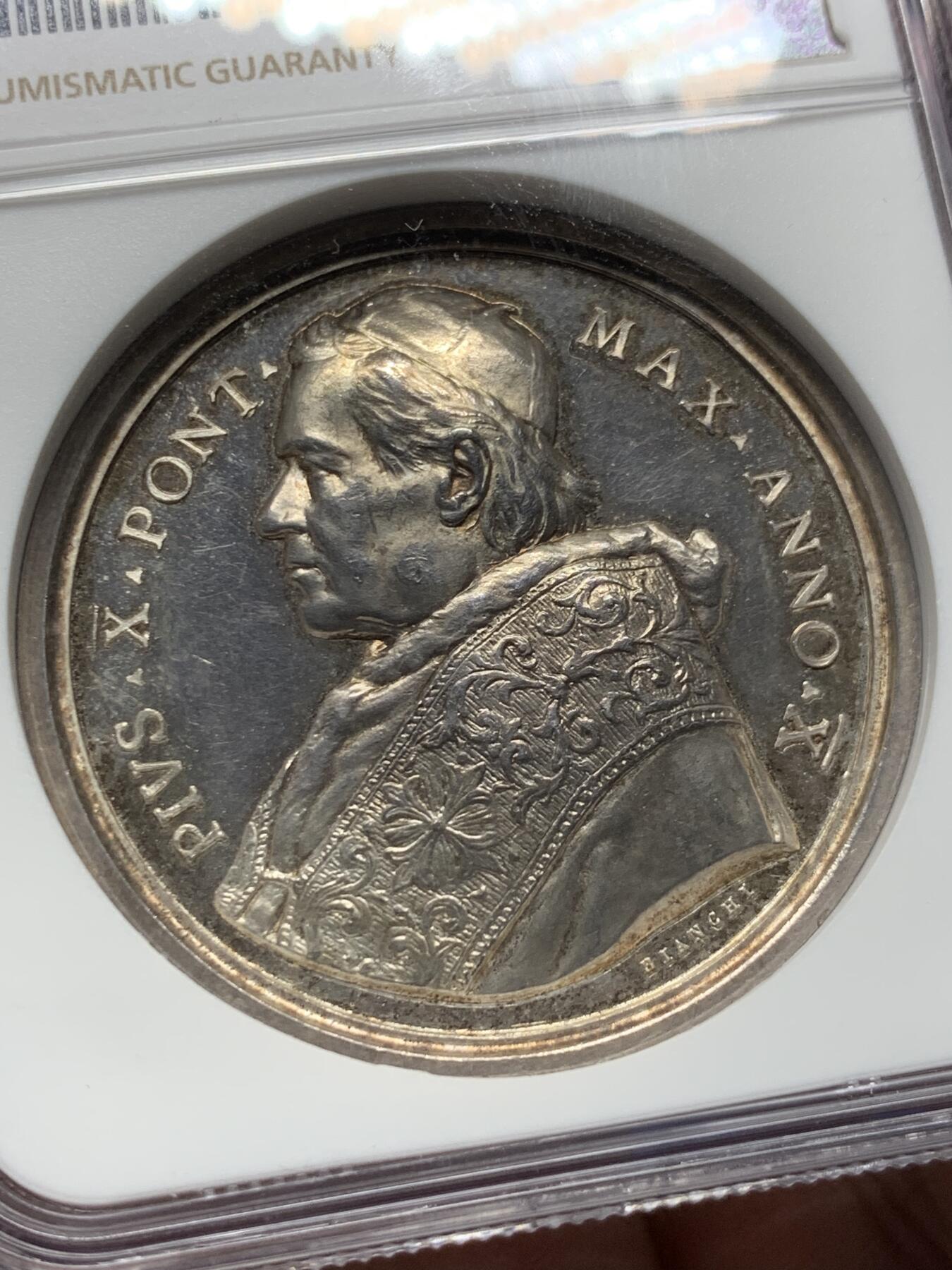 《竞宝斋》第431场 周日，周一，周二 3场连拍 （全场包邮） NGC MS63 梵蒂冈1913年教皇庇护十世教皇卡拉布里神学院高浮雕精美银质大银章 ，币章精美绝伦，人物栩栩如生，细节丝丝入扣，立体感超强，让人心旷神怡，绝对是不可多见的珍品，是研究教皇历史最好的佐证材料。加厚盒，直径：44mm