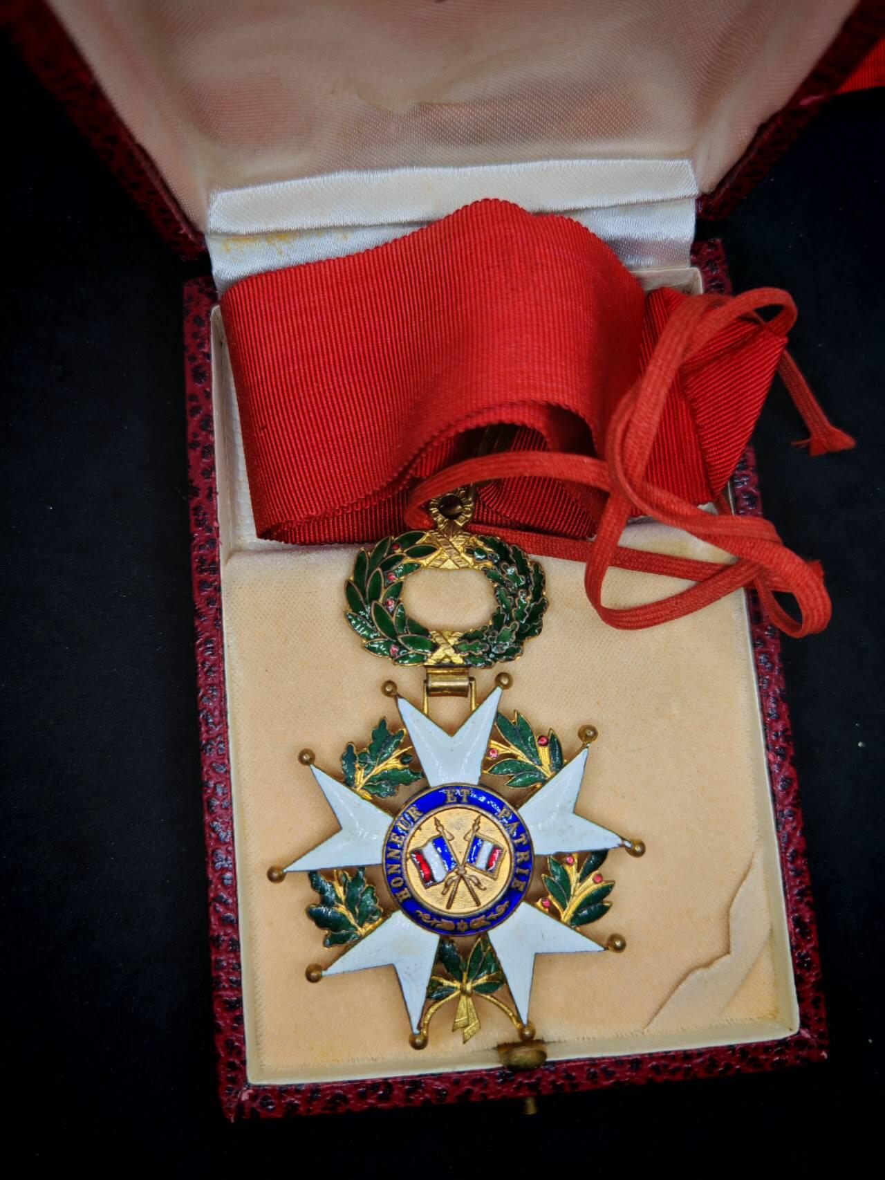 凯旋世界勋赏（第19期）（欢迎送拍）（对拍品有疑问请询问客服，不接受到手刀，出价默认拍品品相。请认真阅读拍卖规则！出价默认已认可！）（收到货请录制开箱视频，无视频概不处理问题。） 三共荣誉军团指挥官级，带盒