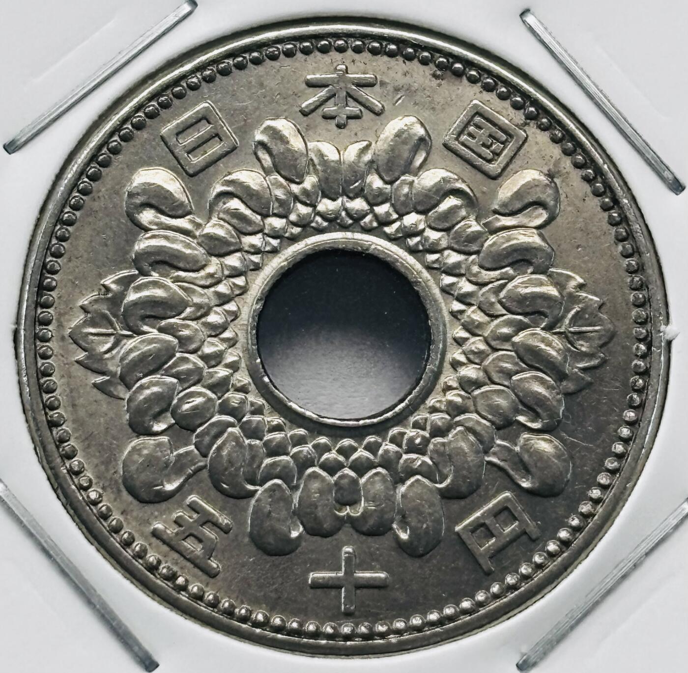 文馨钱币收藏第 277 场，熊猫金币，银币，老藏家日本明治时代到昭和时代全时期专场（特年非常多），长期接收代拍品 全新日本昭和三十九年 50 元，第二版关，来自上海老藏家册拆