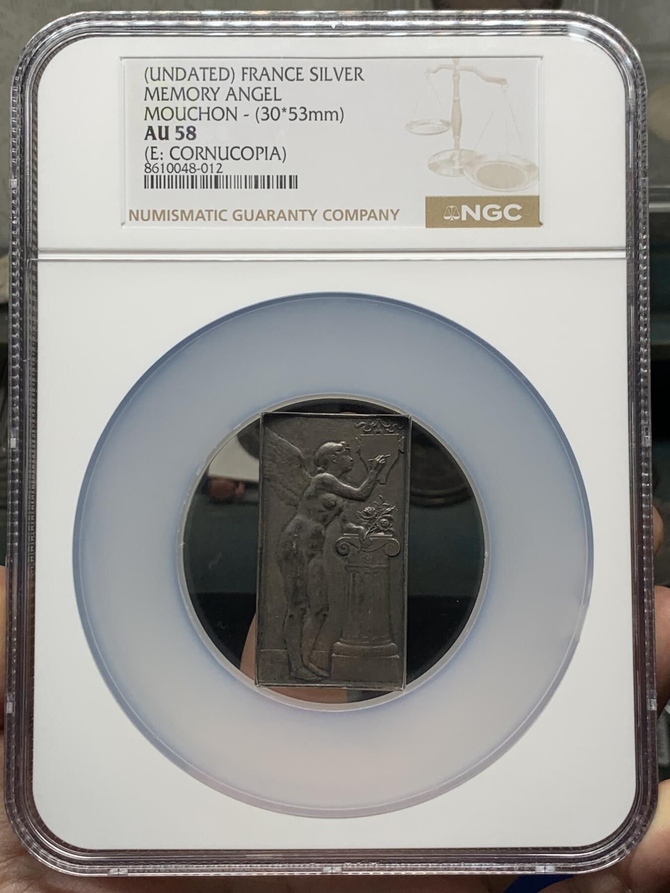 《竞宝斋》第431场 周日，周一，周二 3场连拍 （全场包邮） NGC AU58 名家Mouchon作《天使》银章  此章为1900年前后法国新艺术运动代表作品，展现Mouchon对神话意象与建筑元素的融合。加大加厚盒