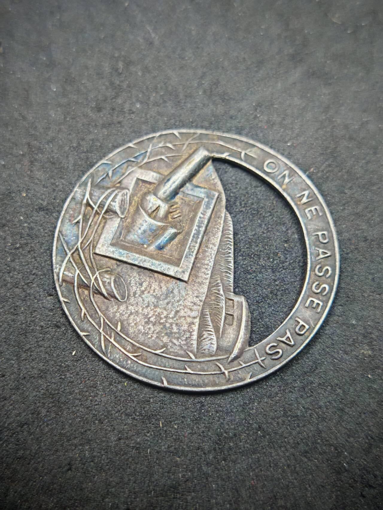 凯旋世界勋赏（第19期）（欢迎送拍）（对拍品有疑问请询问客服，不接受到手刀，出价默认拍品品相。请认真阅读拍卖规则！出价默认已认可！）（收到货请录制开箱视频，无视频概不处理问题。） 法国马奇诺防线纪念章（铭文：禁止通行）