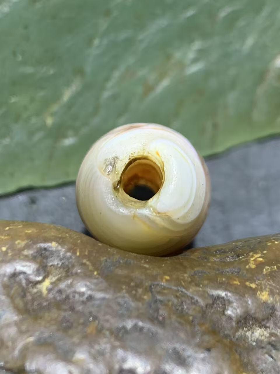 高玉化风化千层纹玛瑙随形通货桶珠一颗 ，