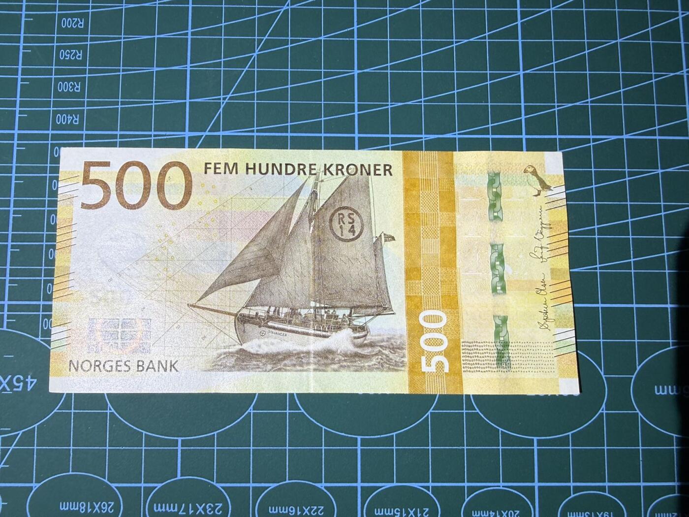 【炜奕收藏】，第四十八期，多套港澳日本纸币 挪威500克朗，AU品相，号码无47