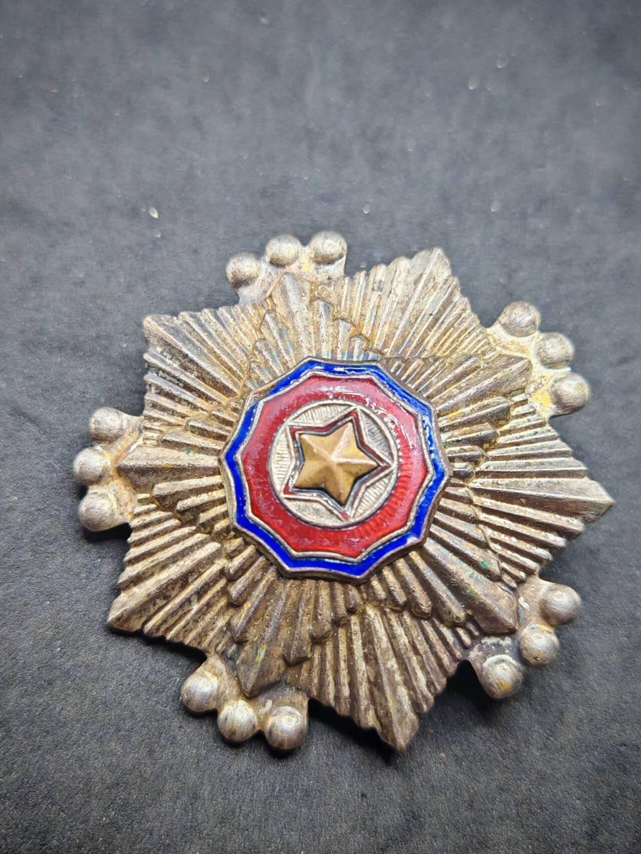 凯旋世界勋赏（第19期）（欢迎送拍）（对拍品有疑问请询问客服，不接受到手刀，出价默认拍品品相。请认真阅读拍卖规则！出价默认已认可！）（收到货请录制开箱视频，无视频概不处理问题。） 朝鲜三级国旗，针改轮