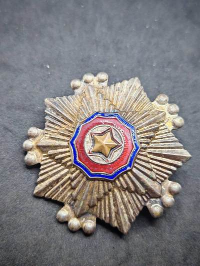 凯旋世界勋赏（第19期）（欢迎送拍）（对拍品有疑问请询问客服，不接受到手刀，出价默认拍品品相。请认真阅读拍卖规则！出价默认已认可！）（收到货请录制开箱视频，无视频概不处理问题。） - 朝鲜三级国旗，针改轮