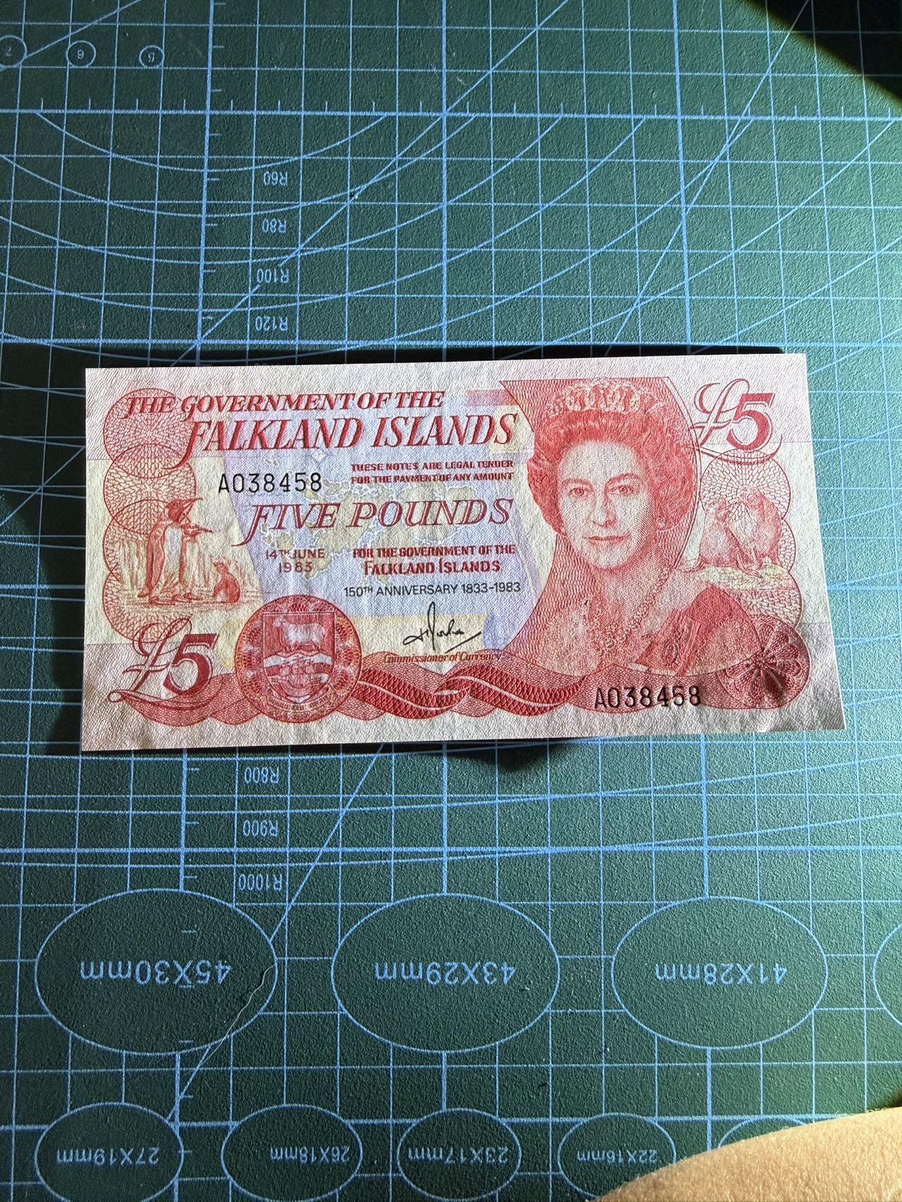 【炜奕收藏】，第四十八期，多套港澳日本纸币 1983年福克兰群岛5镑纪念钞，UNC品相，边缘轻微瑕疵，邮封拆出品相