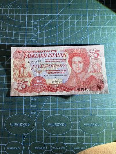 【炜奕收藏】，第四十八期，多套港澳日本纸币 1983年福克兰群岛5镑纪念钞，UNC品相，边缘轻微瑕疵，邮封拆出品相