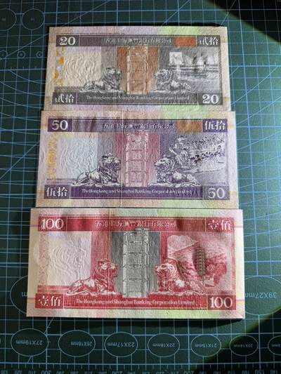 【炜奕收藏】，第四十八期，多套港澳日本纸币 1997年香港汇丰银行20-100元共3张，UNC品相，均为AA冠，包含一张无47