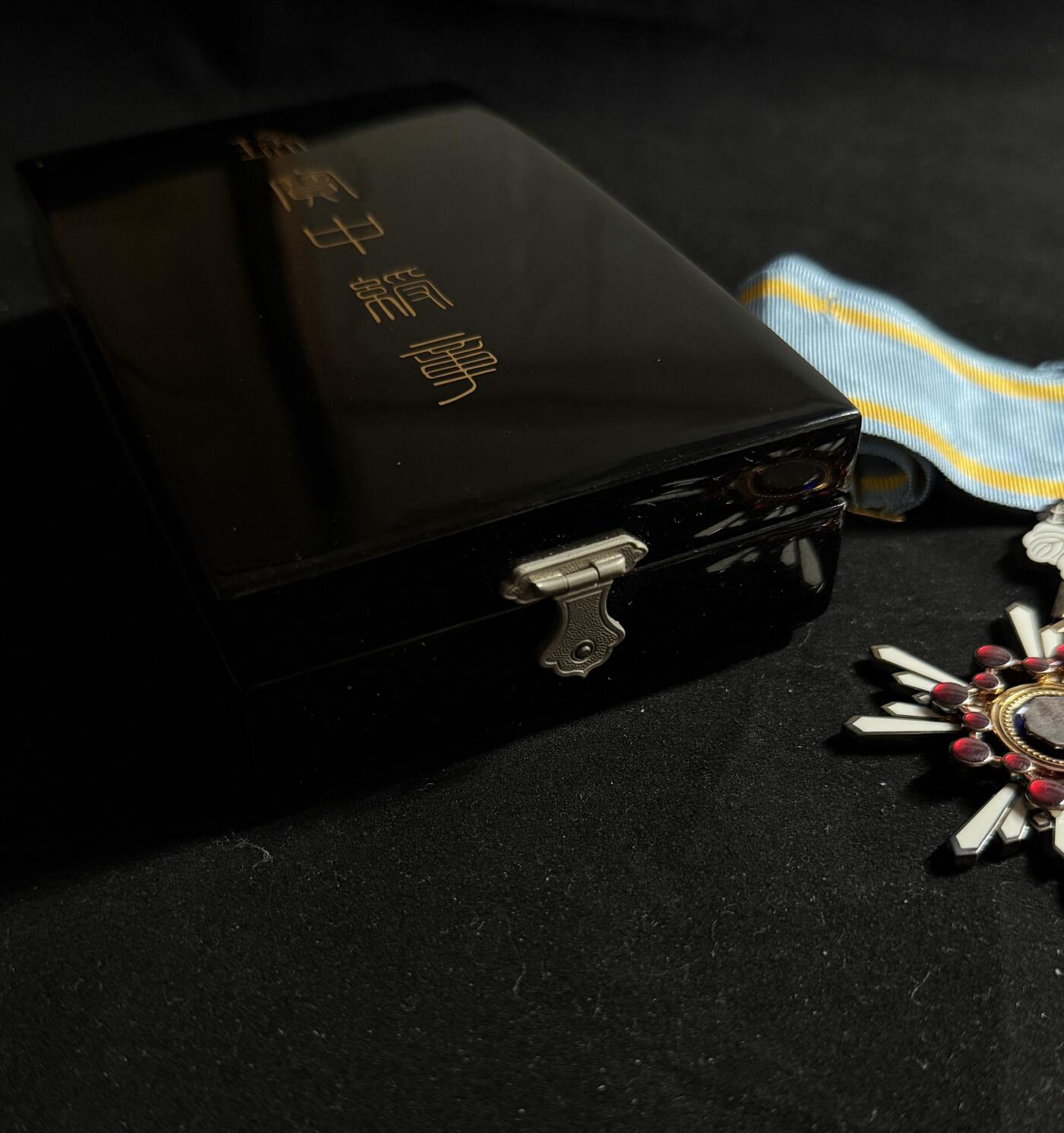 戎马世界章牌大赏第107期 瑞宝中绶章，盒略齐全，银制，绶带一侧边缘轻微开裂
