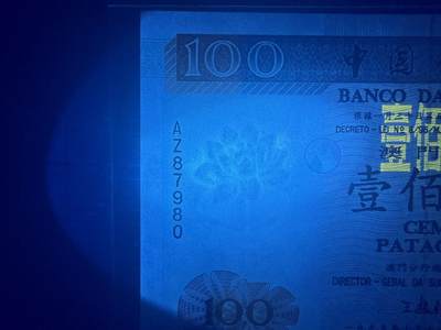【炜奕收藏】，第四十八期，多套港澳日本纸币 1995年澳门中国银行100元，UNC品相，号码无4，水印处有一个潮点