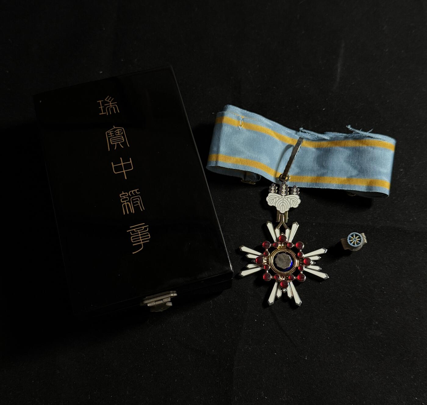 戎马世界章牌大赏第107期 瑞宝中绶章，盒略齐全，银制，绶带一侧边缘轻微开裂