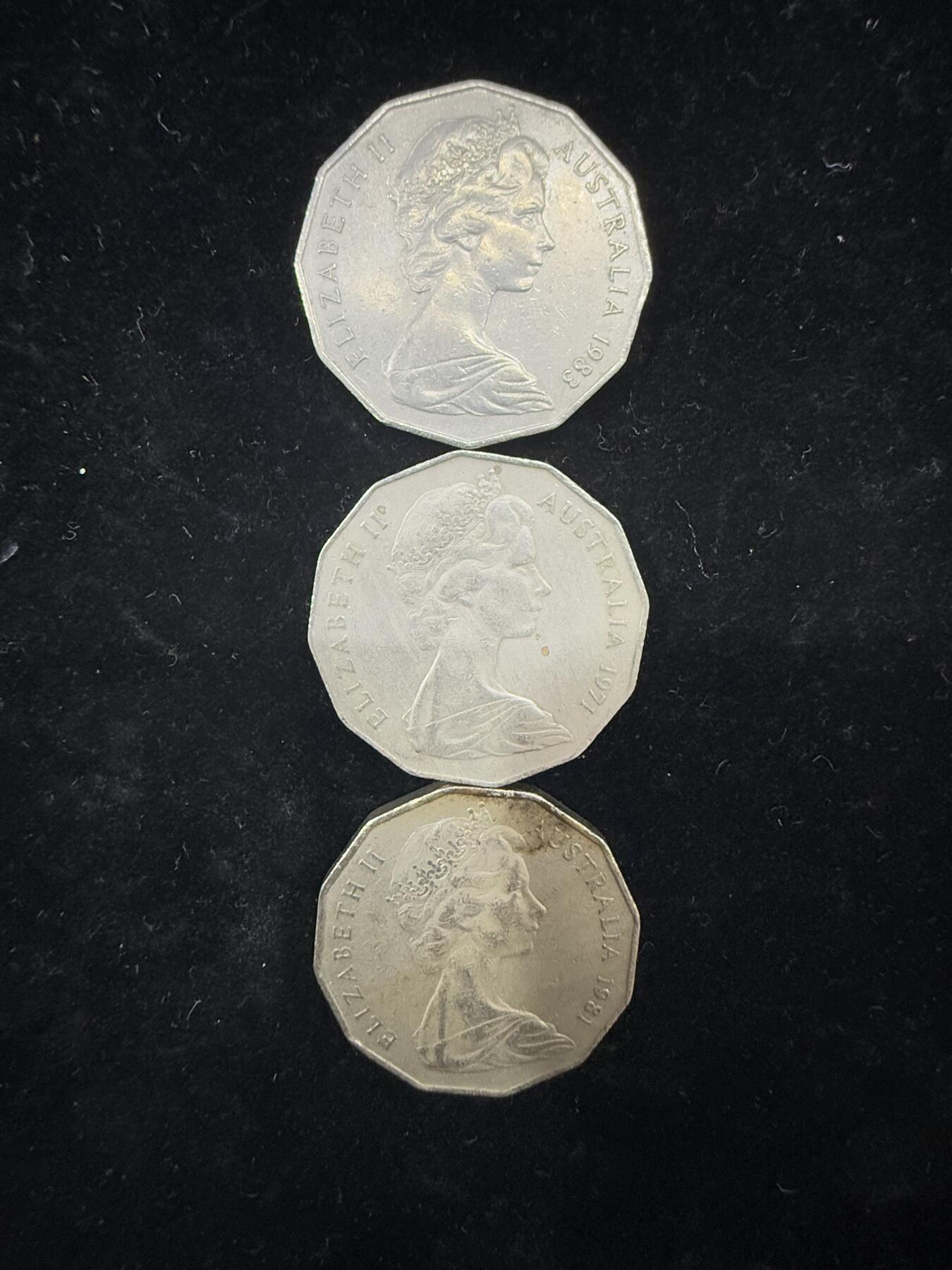 开心价澳大利亚1971年一枚、1983 年兩枚50分硬币，三枚一起走，品相完好。