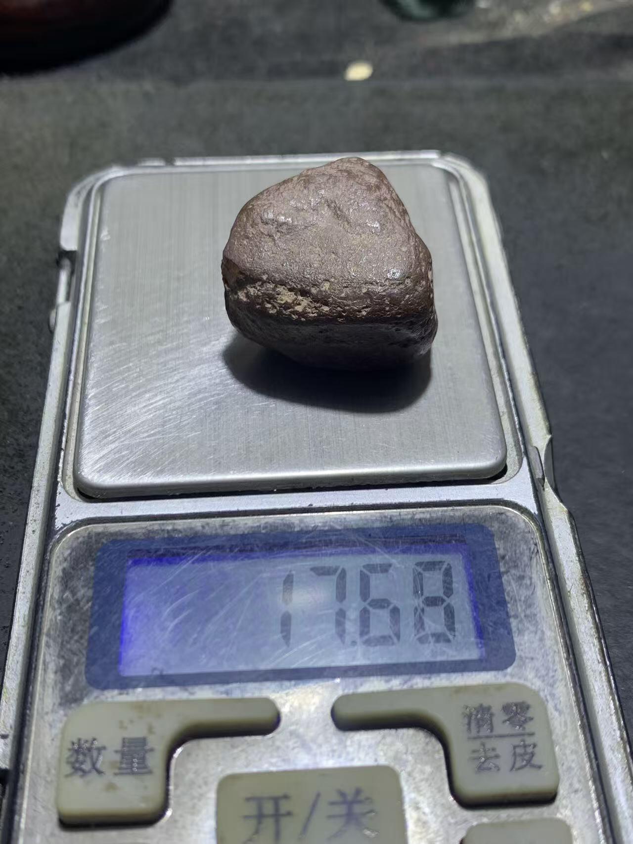 精美铁皮南红玛瑙原石一颗，
