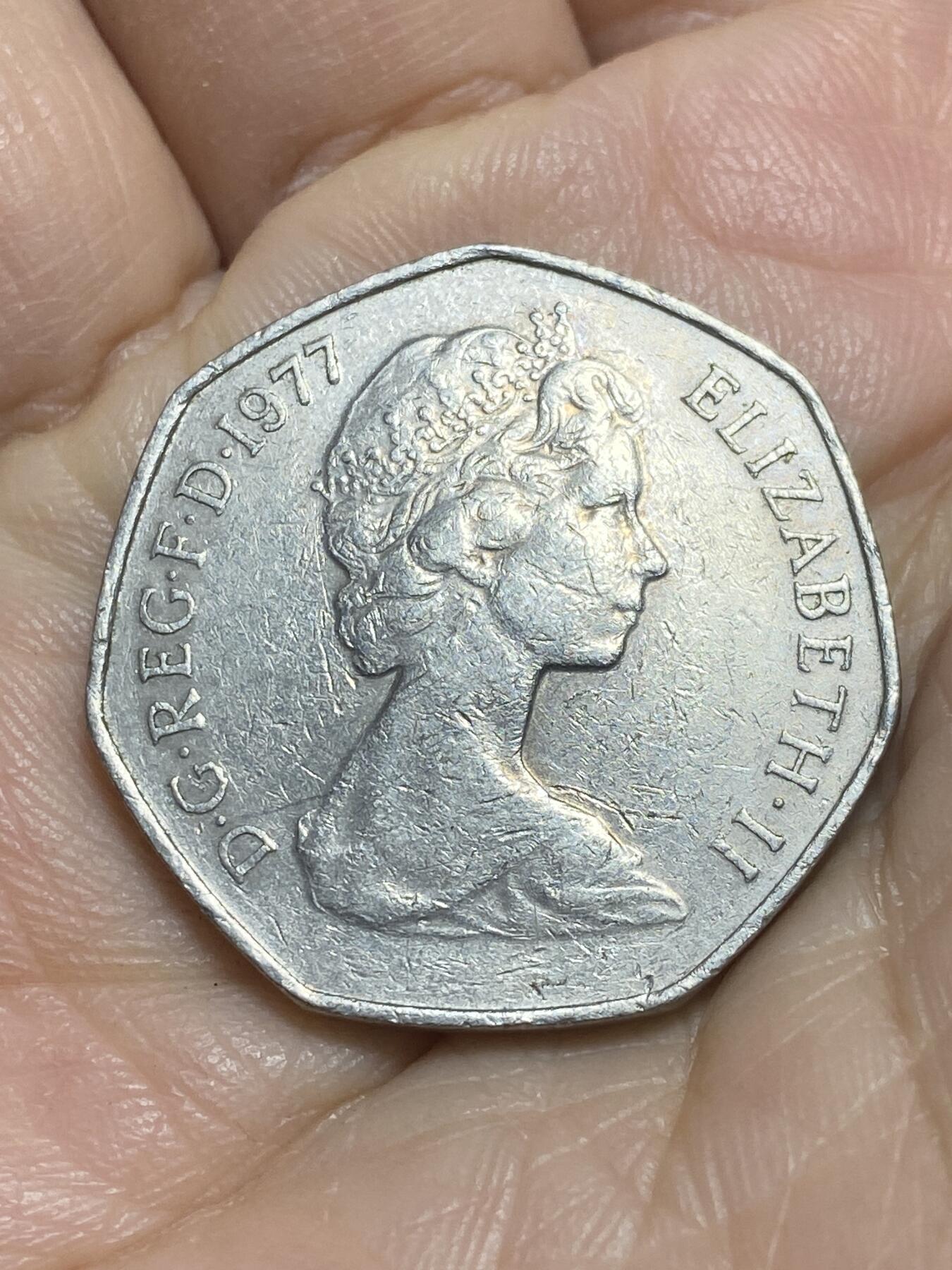 2025年第一百一十五场(总第一百四十一场）外国好品散币(免佣金) 英国🇬🇧1977年50新便士(伊丽莎白二世中年花冠，十进制第一版)
