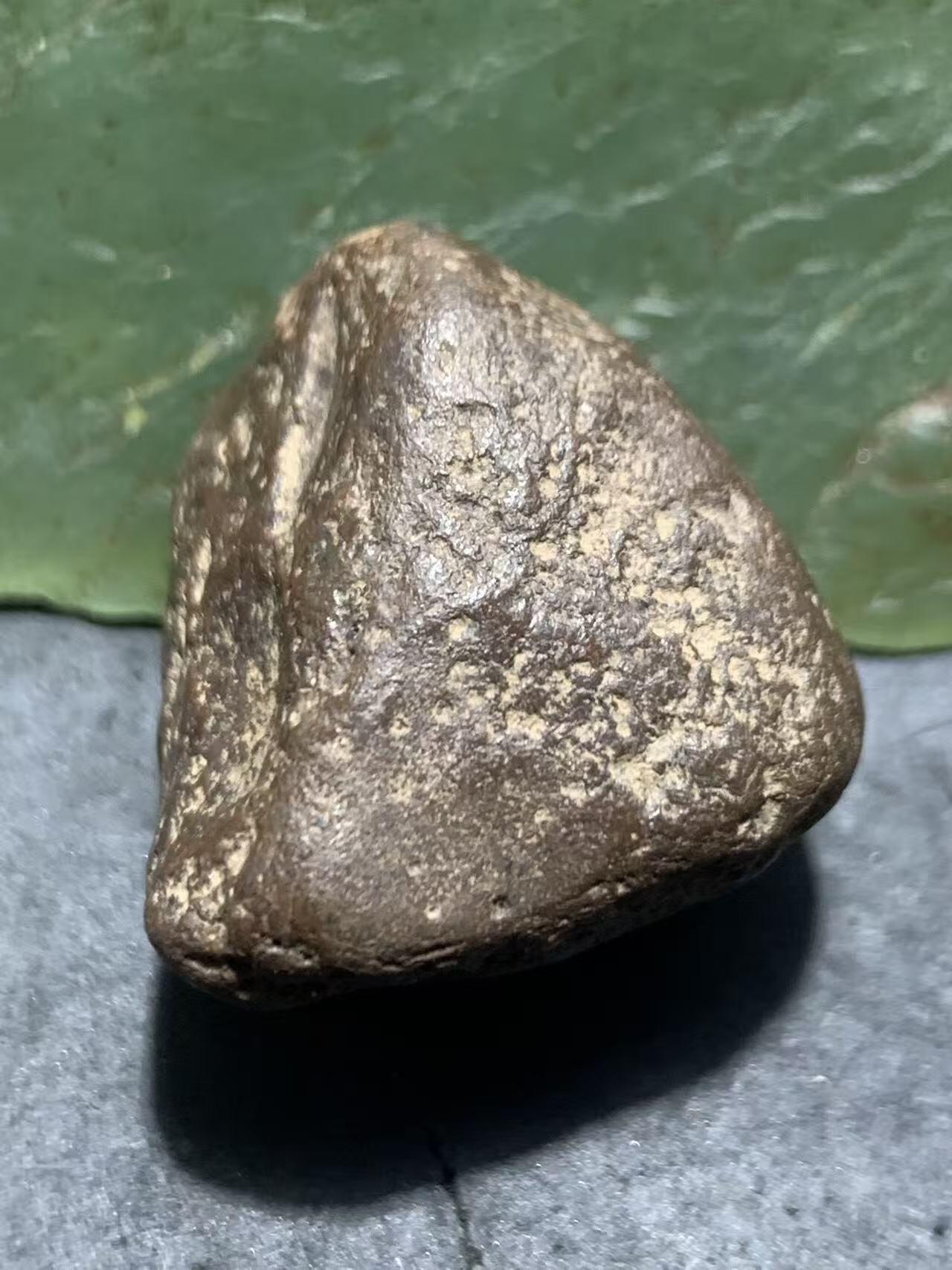 精美铁皮南红玛瑙原石一颗，