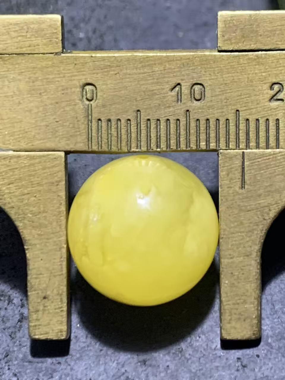 天然乌克兰原矿蜜蜡通货圆珠一颗