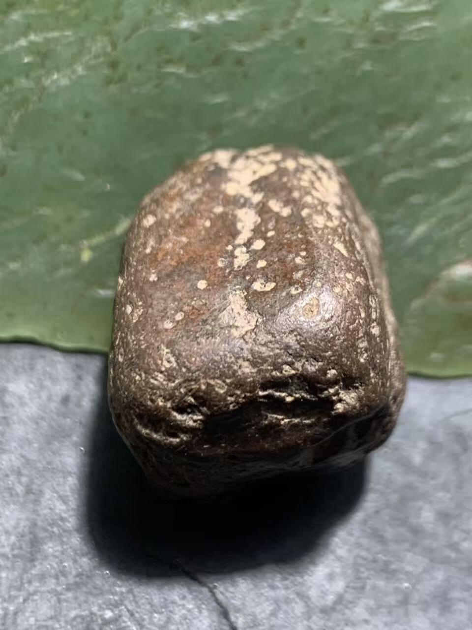 精美铁皮南红玛瑙原石一颗，