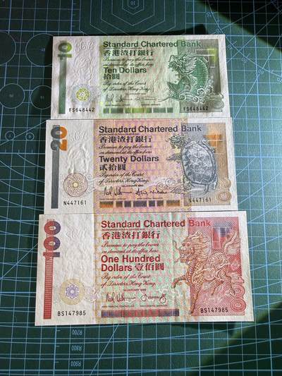 【炜奕收藏】，第四十八期，多套港澳日本纸币 香港渣打银行长棍10-100元共3张，AU-UNC品相