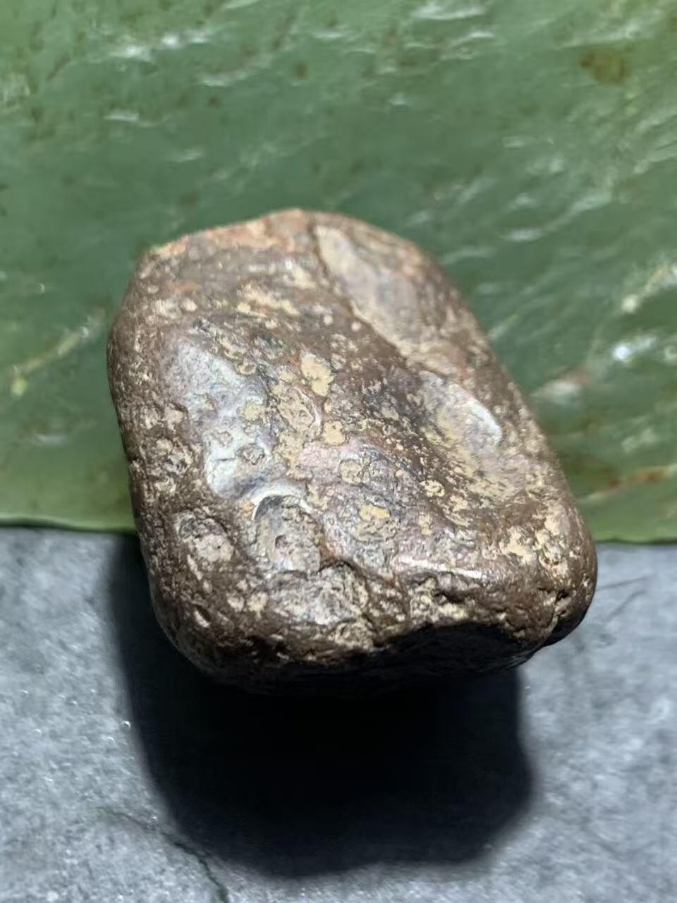 精美铁皮南红玛瑙原石一颗，