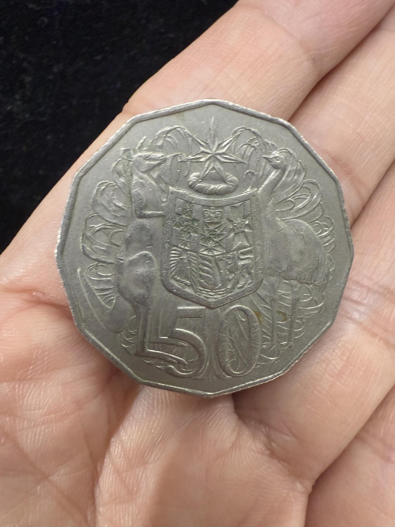 开心价澳大利亚1971年一枚、1983 年兩枚50分硬币，三枚一起走，品相完好。
