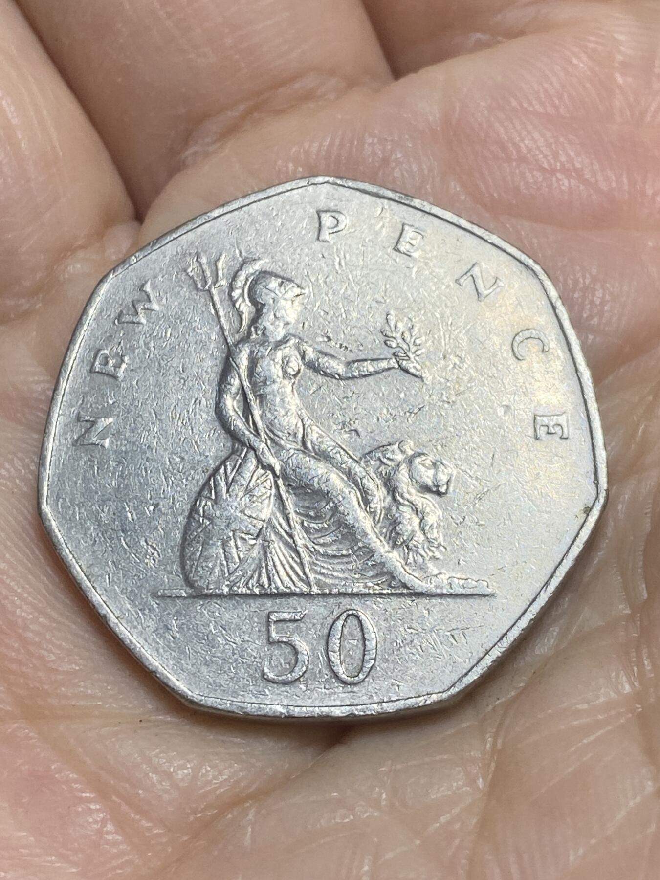 2025年第一百一十五场(总第一百四十一场）外国好品散币(免佣金) 英国🇬🇧1977年50新便士(伊丽莎白二世中年花冠，十进制第一版)