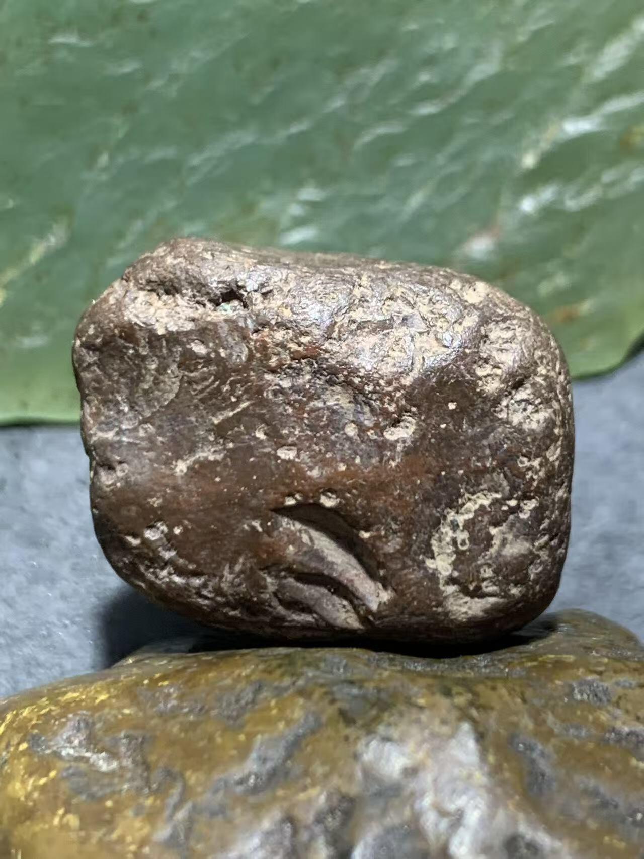 精美铁皮南红玛瑙原石一颗，