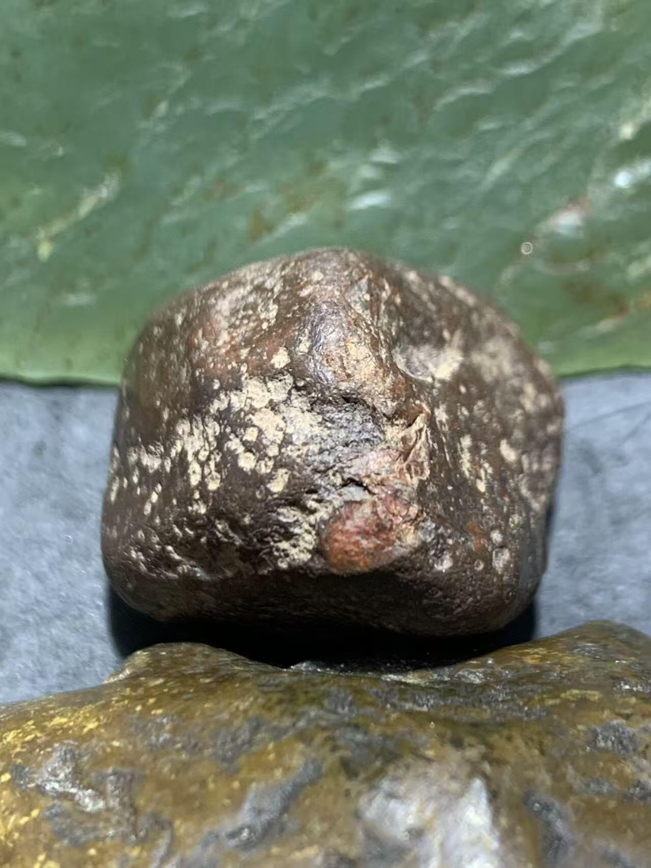 精美铁皮南红玛瑙原石一颗，