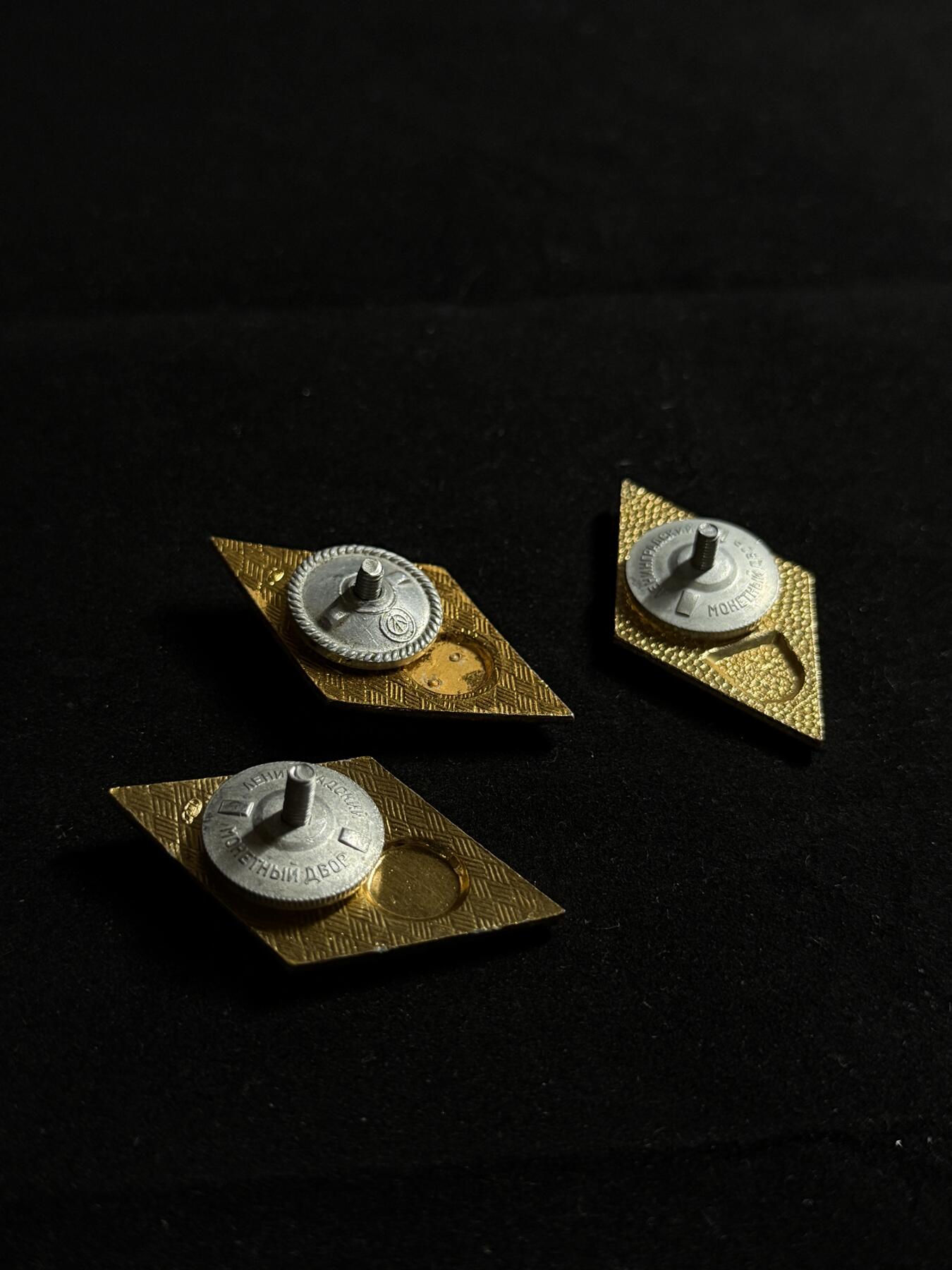 戎马世界章牌大赏第107期 苏联高等理工大学校徽一组，铝制，有一枚转轮滑丝严重
