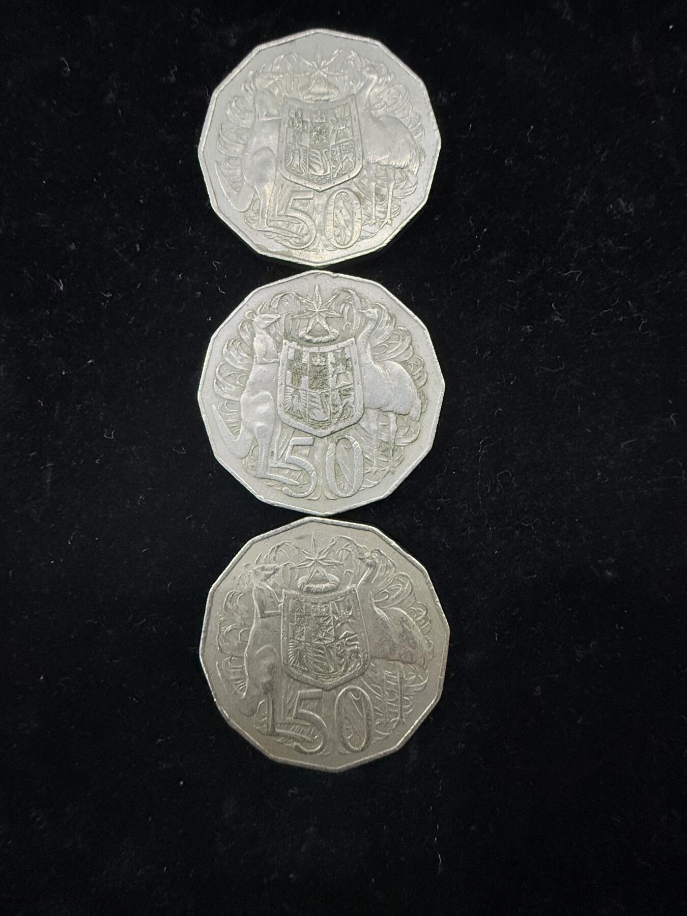 开心价澳大利亚1971年一枚、1983 年兩枚50分硬币，三枚一起走，品相完好。