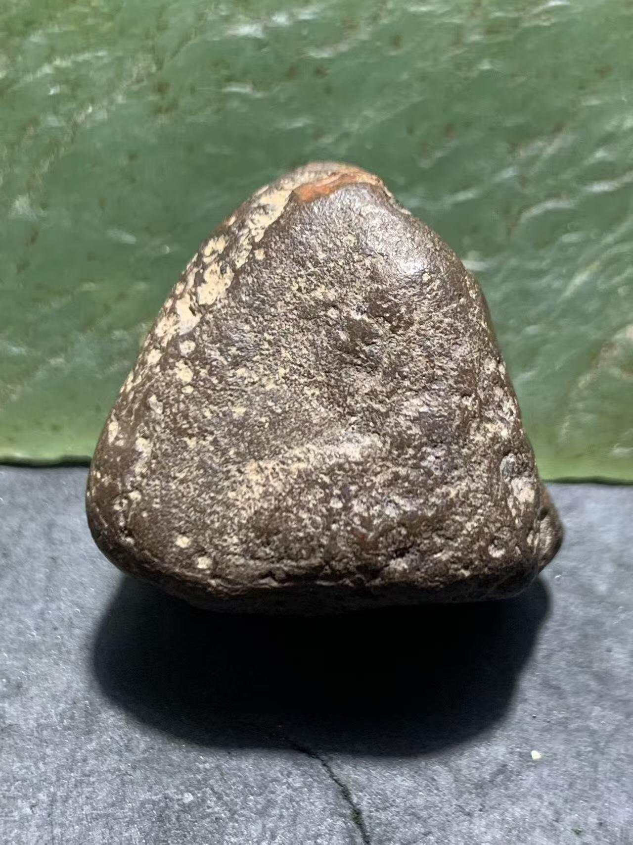 精美铁皮南红玛瑙原石一颗，