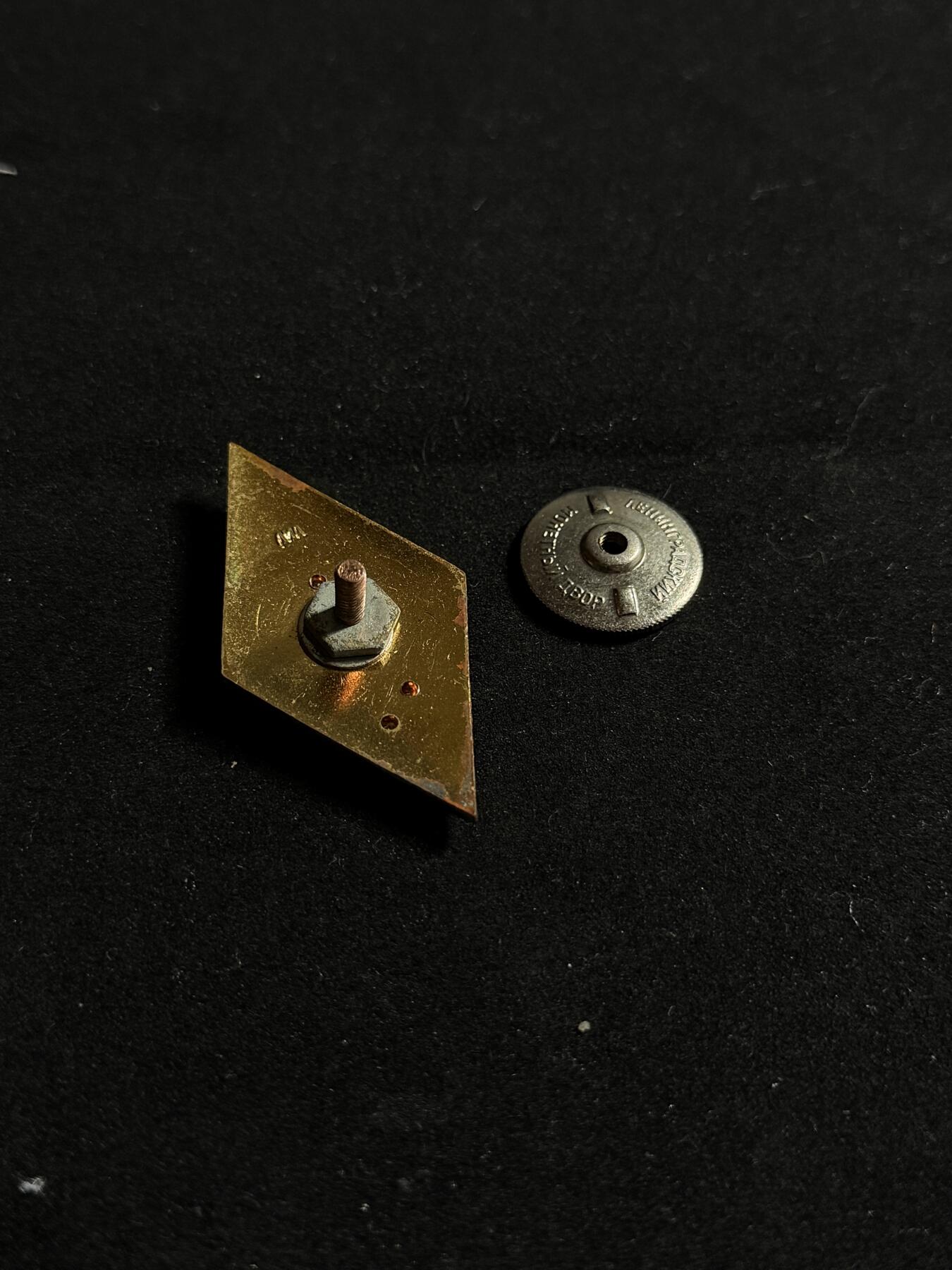 戎马世界章牌大赏第107期 苏联高等师范大学校徽，铜制
