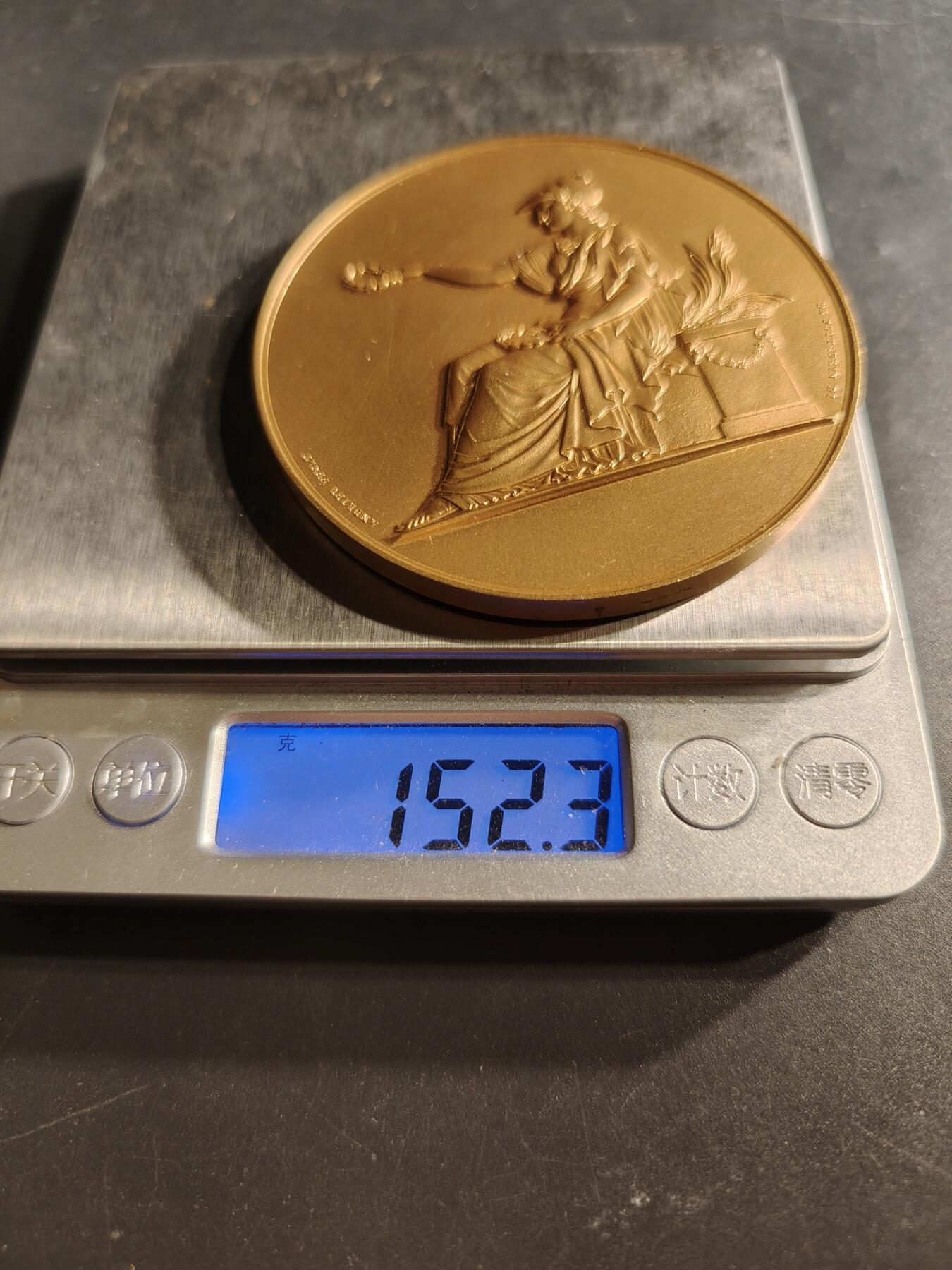 老王徽章第158期 法国镀金玛丽安娜大铜章    坐姿      直径68mm.   重量152.3g