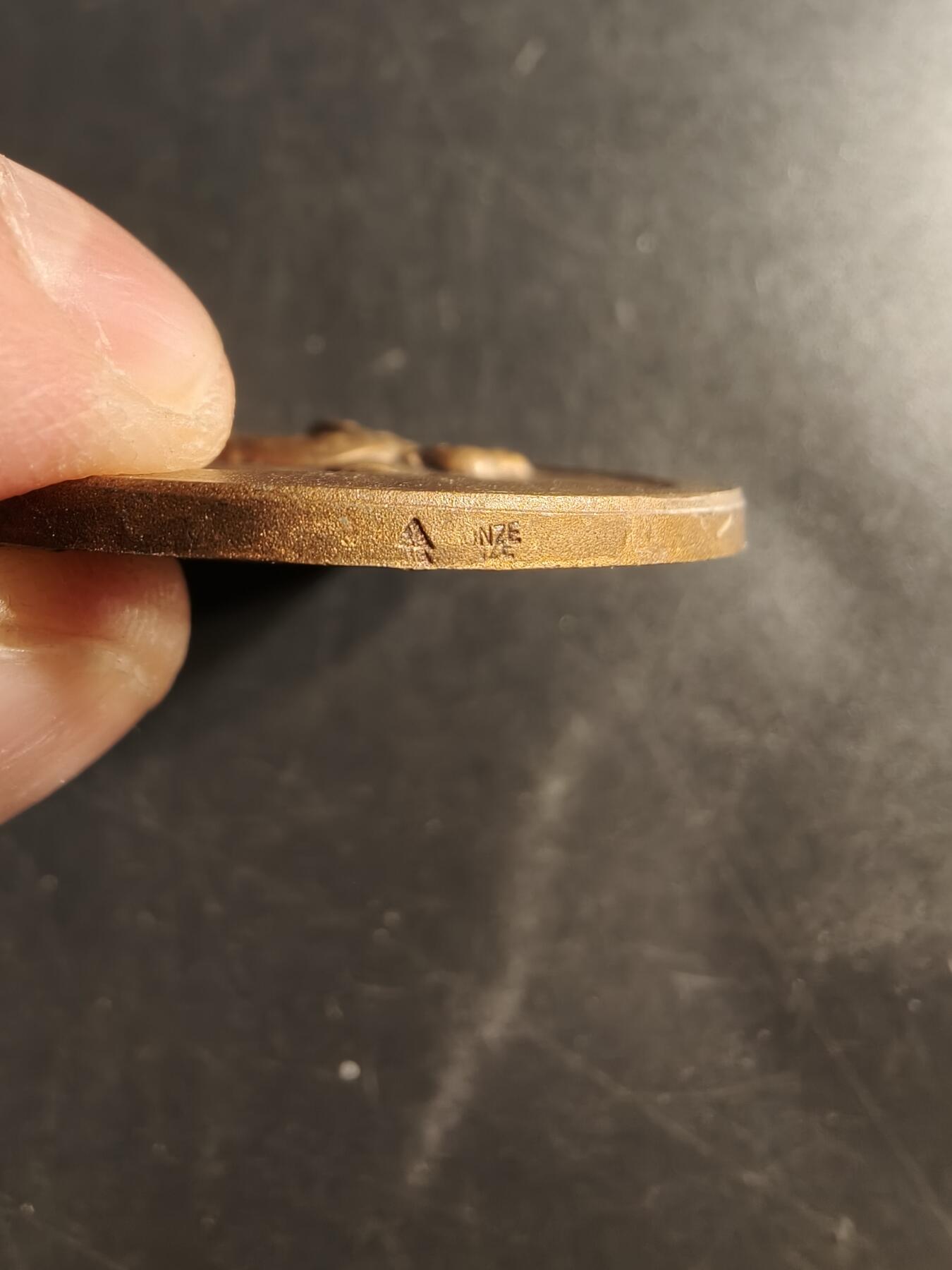 老王徽章第158期 法国柔道运动大铜章    直径46mm.   重量40g