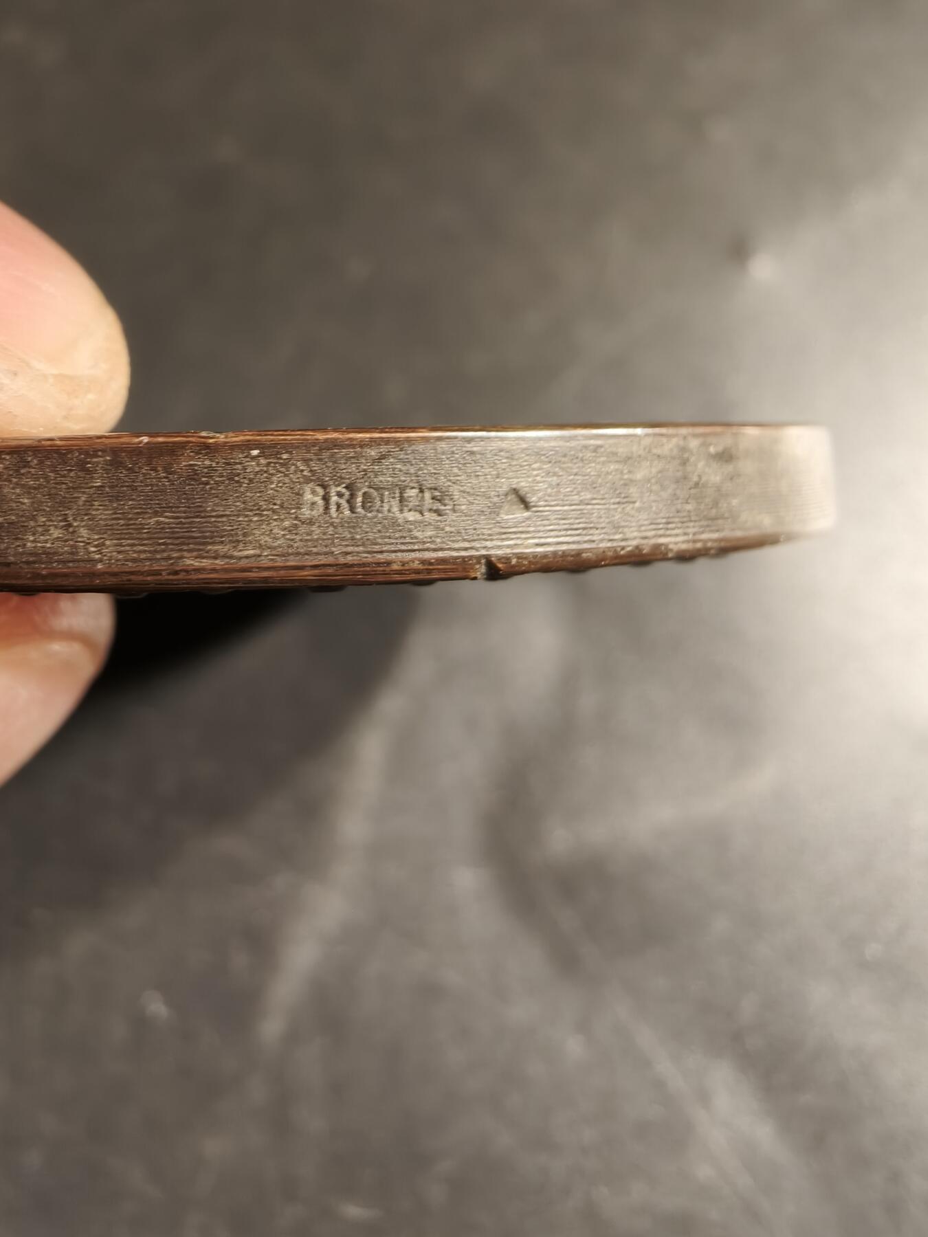 老王徽章第158期 法国全国财产管理人联合会大铜章     直径72mm.   重量198.3g
