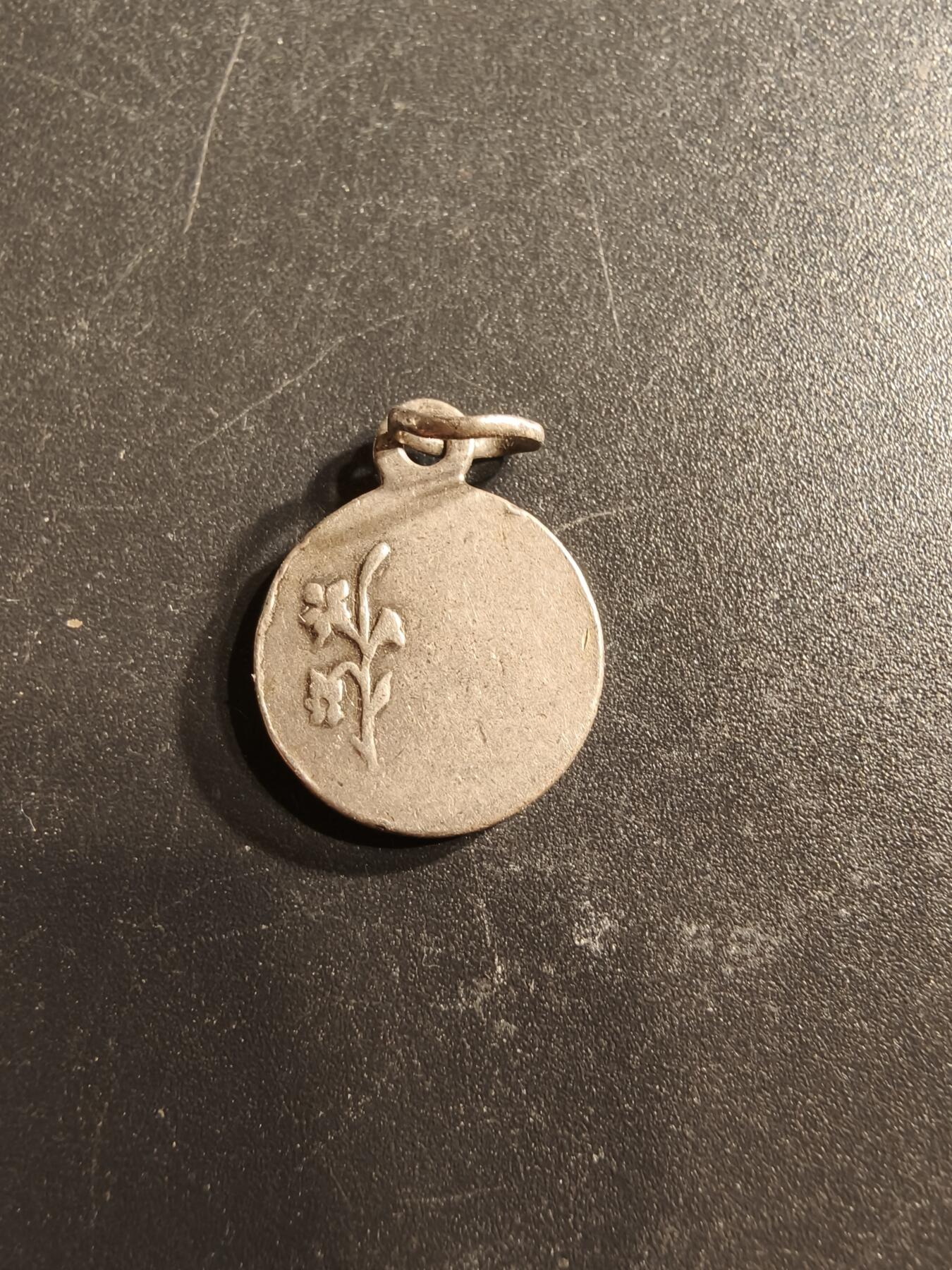 老王徽章第158期 法国天主教会纪念章    银质1.6g